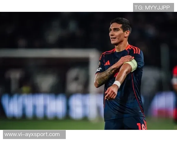 阿根廷全队球员佩戴黑色袖标悼念已故博卡主帅鲁索的感人时刻